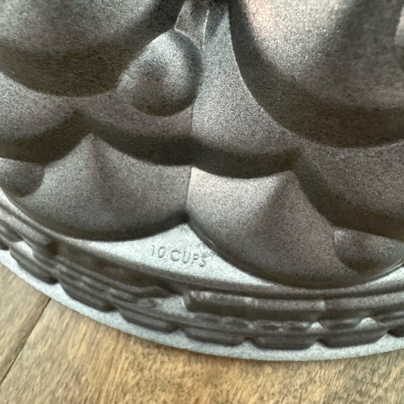 Nordic Ware Holiday Tree Cast Aluminum Bundt Pan 10 cup Capacity Made in the USA - Picture 5 of 10